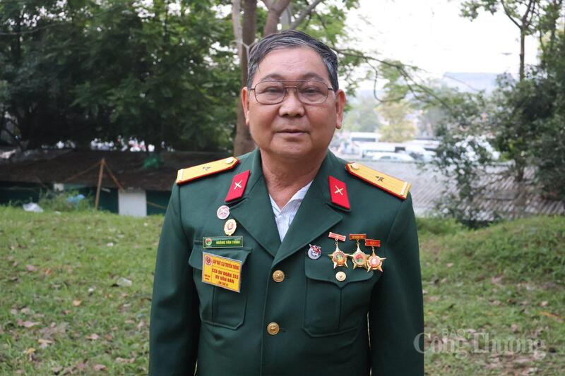 Bác Hoàng Văn Trình mặc quân phục chỉnh tề, có mặt tại khu di tích từ sớm.