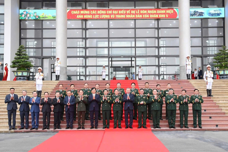 Tổng Bí thư, Chủ tịch nước Tô Lâm và các đồng chí Lãnh đạo chụp ảnh lưu niệm cùng Lãnh đạo Quân khu 5. Ảnh: Quân khu 5