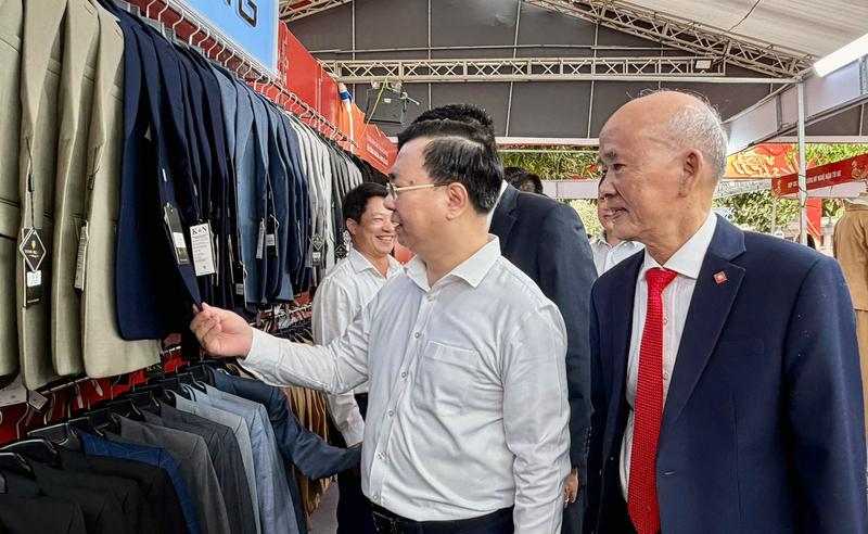 Hoạt động xúc tiến thương mại đưa sản phẩm công nghiệp nông thôn Hà Nội đến gần hơn với người tiêu dùng. Ảnh: Nguyễn Hạnh