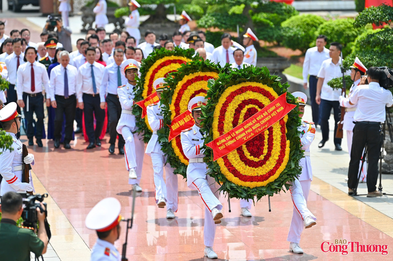 Đoàn công tác dâng hoa, dâng hương tưởng niệm tại Đài tưởng niệm các Anh hùng Liệt sĩ TP. Hải Phòng.