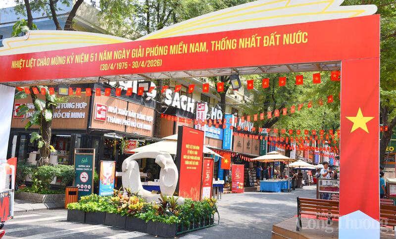 Mỗi tấm băng rôn, khẩu hiệu, pano treo dọc các tuyến đường chính như kể lại trang sử hào hùng, nhắc nhớ thế hệ hôm nay không quên công ơn cha anh đã ngã xuống vì hòa bình, thống nhất đất nước. Ảnh: Thanh Minh.