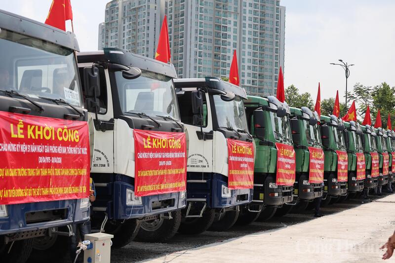 Loạt xe cơ giới phục vụ thi công công trình