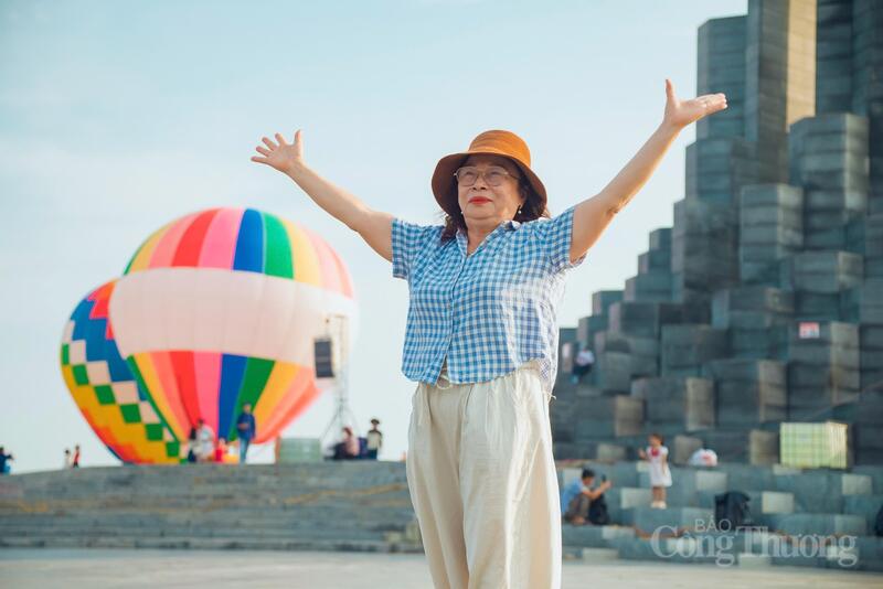 Du khách thích thú tạo dáng chụp hình cùng khinh khí cầu. Ảnh: Thảo Quyên