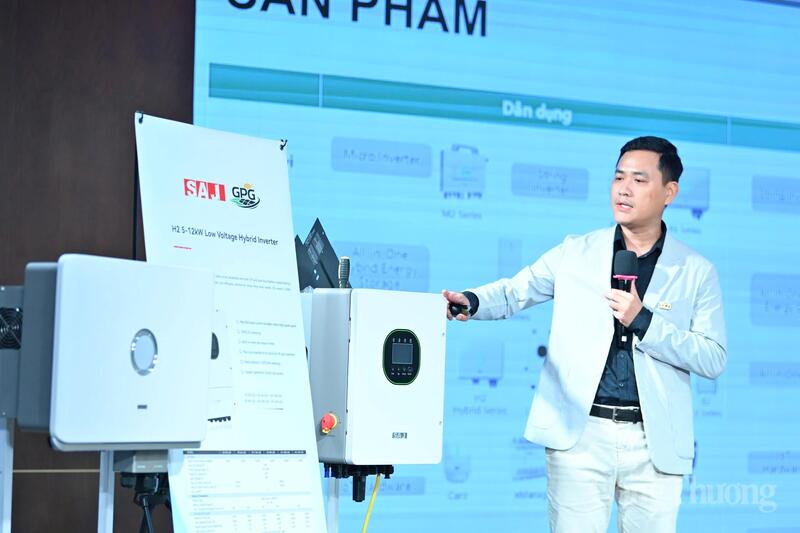 Ông Đào Trọng Hà, Giám đốc kinh doanh SAJ Electric giới thiệu về giải pháp trong phát triển năng lượng mặt trời.