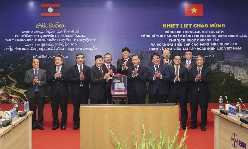 Tập đoàn Điện lực Việt Nam trao tặng tới Tổng Bí thư, Chủ tịch nước Lào Thongloun Sisoulith mô hình máy biến áp 500kV do Tổng công ty Thiết bị điện Đông Anh - CTCP (EEMC) chế tạo. Ảnh: EVN