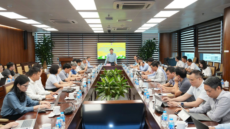 Phó Tổng giám đốc Tập đoàn Phan Xuân Thủy chủ trì cuộc họp (Ảnh: TKV)