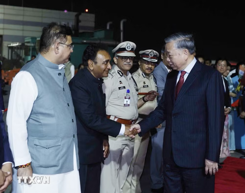 Các quan chức thành phố Mumbai tiễn Tổng Bí thư, Chủ tịch nước Tô Lâm tại sân bay quốc tế Chhatrapati Shivaji Maharaj. Ảnh: Thống Nhất/TTXVN