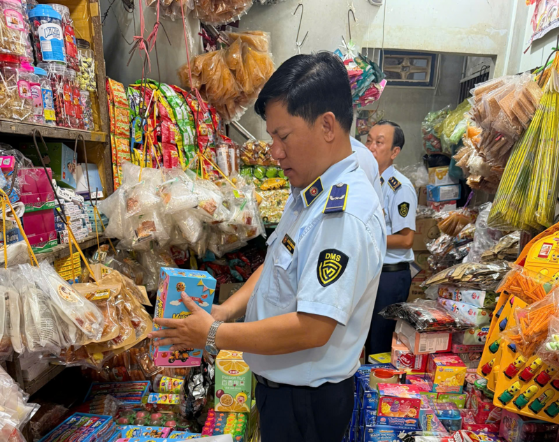 Nhóm hàng hóa thiết yếu, bánh kẹo, thuốc lá mặc dù không có biến động về giá nhưng cũng xảy ra nhiều vi phạm. Ảnh: DMS Cà Mau