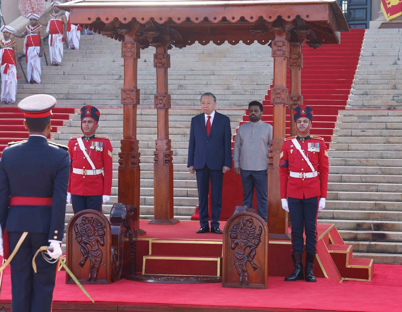 Tổng thống Sri Lanka Anura Kumara Dissanayake đón Tổng Bí thư, Chủ tịch nước Tô Lâm. Ảnh: Thống Nhất - TTXVN