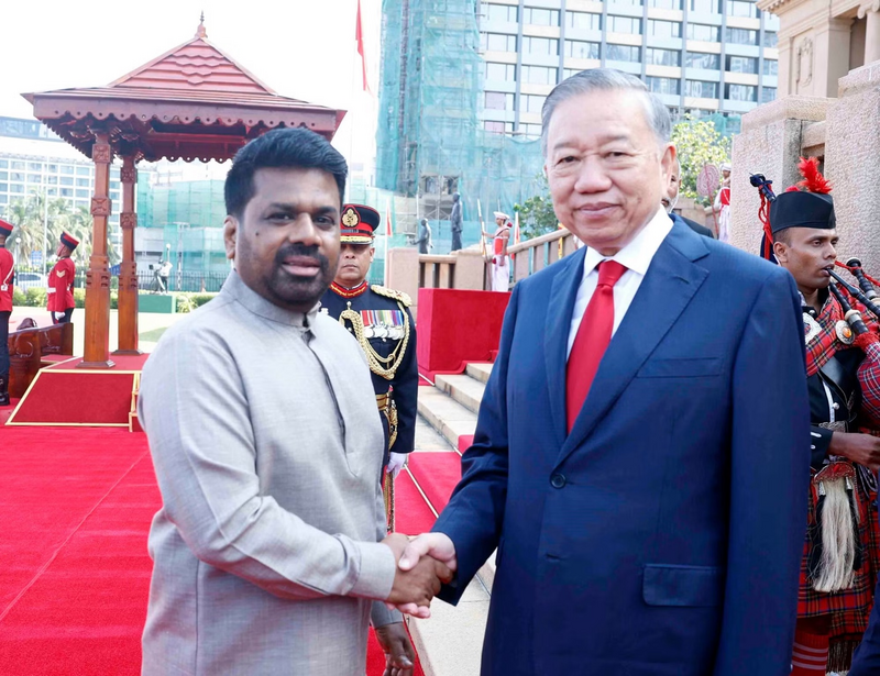 Tổng thống Sri Lanka Anura Kumara Dissanayake đón Tổng Bí thư, Chủ tịch nước Tô Lâm. Ảnh: Thống Nhất/TTXVN