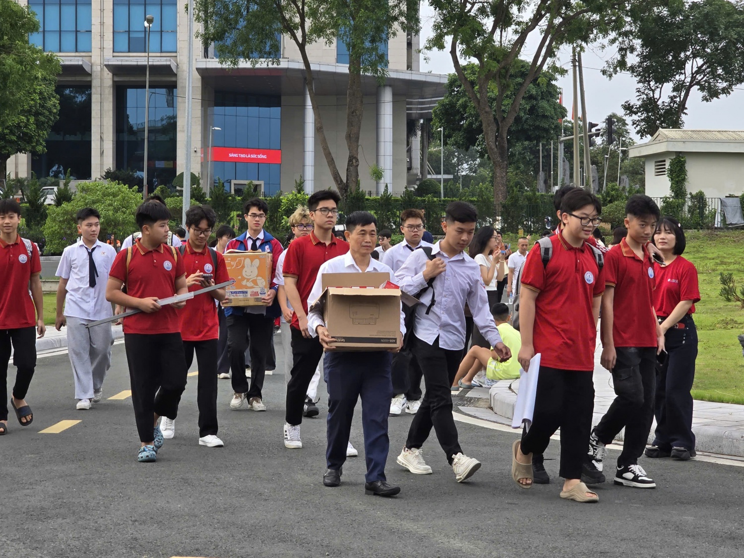 Hàng nghìn học sinh hội tụ tại NIC Hòa Lạc tranh tài Vô địch Quốc gia STEM, AI và Robotics Hàng nghìn học sinh hội tụ tại NIC Hòa Lạc tranh tài Vô địch Quốc gia STEM, AI và Robotics