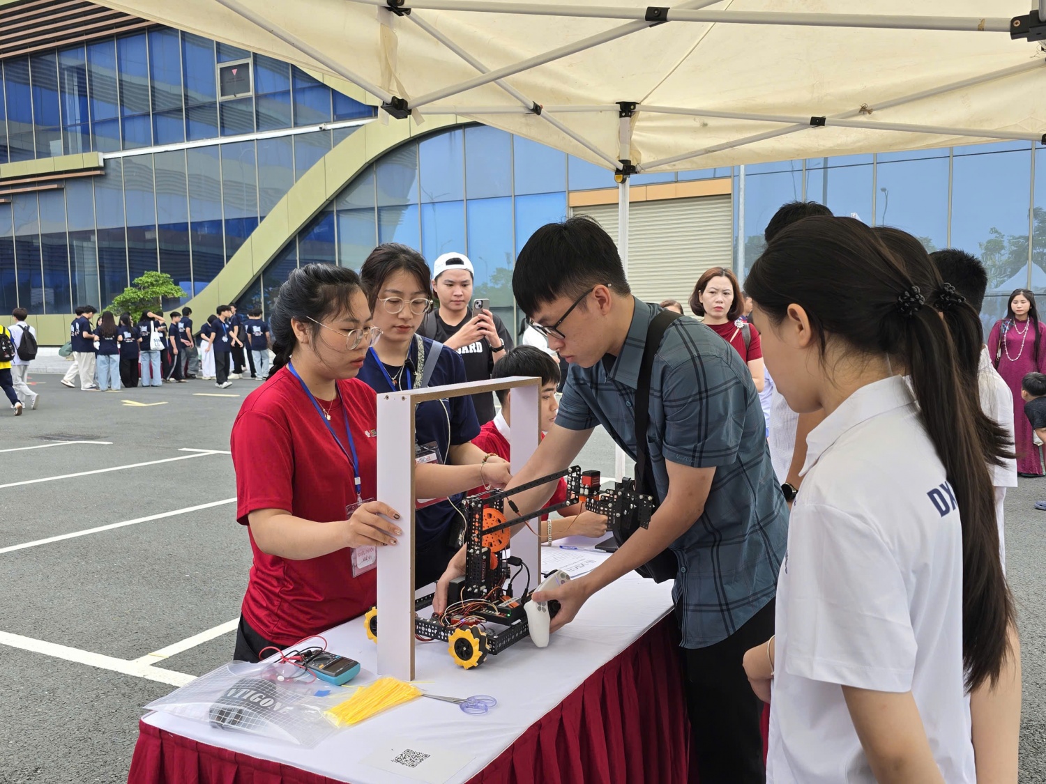 Hàng nghìn học sinh hội tụ tại NIC Hòa Lạc tranh tài Vô địch Quốc gia STEM, AI và Robotics Hàng nghìn học sinh hội tụ tại NIC Hòa Lạc tranh tài Vô địch Quốc gia STEM, AI và Robotics