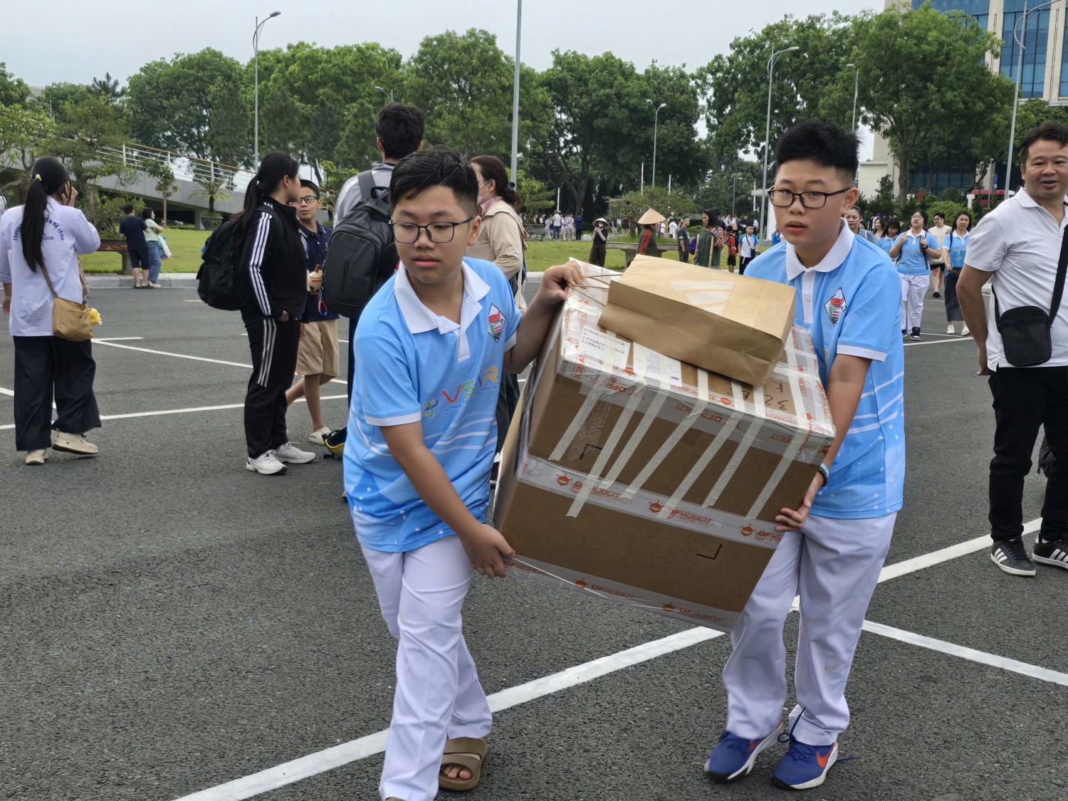 Hàng nghìn học sinh hội tụ tại NIC Hòa Lạc tranh tài Vô địch Quốc gia STEM, AI và Robotics Hàng nghìn học sinh hội tụ tại NIC Hòa Lạc tranh tài Vô địch Quốc gia STEM, AI và Robotics