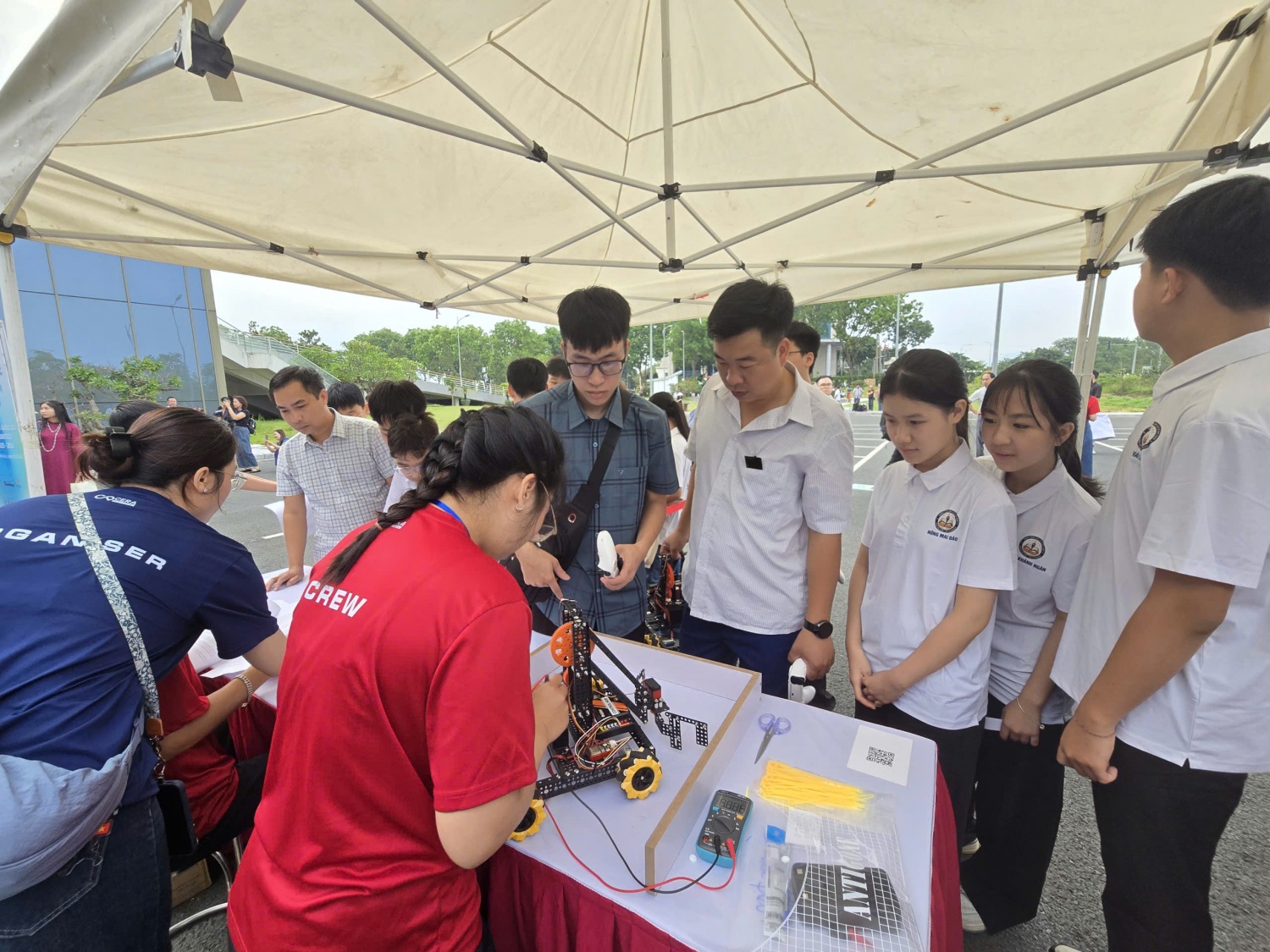 Hàng nghìn học sinh hội tụ tại NIC Hòa Lạc tranh tài Vô địch Quốc gia STEM, AI và Robotics Hàng nghìn học sinh hội tụ tại NIC Hòa Lạc tranh tài Vô địch Quốc gia STEM, AI và Robotics