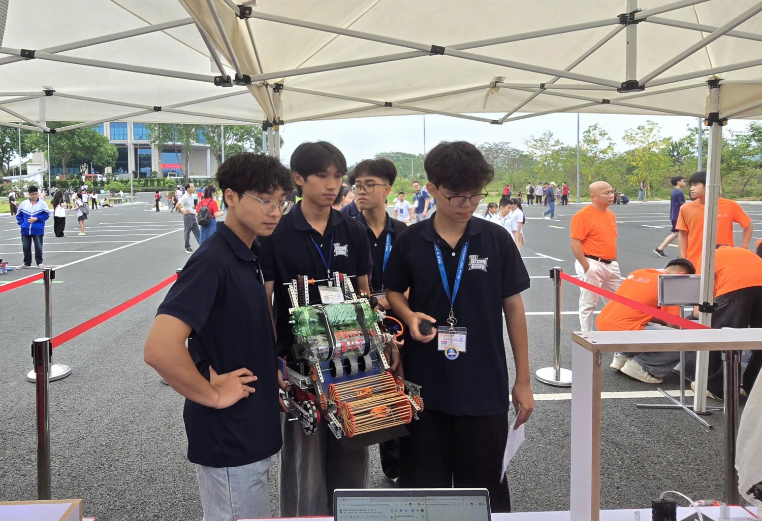 Hàng nghìn học sinh hội tụ tại NIC Hòa Lạc tranh tài Vô địch Quốc gia STEM, AI và Robotics Hàng nghìn học sinh hội tụ tại NIC Hòa Lạc tranh tài Vô địch Quốc gia STEM, AI và Robotics