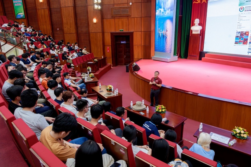 500 sinh viên Trường Đại học Bách khoa TP HCM tham quan kiến tập tại Vietsovpetro