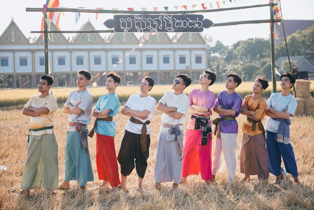 Không chỉ có phụ nữ, nam giới Khmer cũng có những bộ trang phục truyền thống đầy vẻ nam tính, khỏe khoắn nhưng không kém phần rực rỡ để mặc trong các dịp Tết Chôl Chnăm Thmây hay lễ cúng trăng Ok Om Bok. (Ảnh: Chú Râu) Không chỉ có phụ nữ, nam giới Khmer cũng có những bộ trang phục truyền thống đầy vẻ nam tính, khỏe khoắn nhưng không kém phần rực rỡ để mặc trong các dịp Tết Chôl Chnăm Thmây hay lễ cúng trăng Ok Om Bok. (Ảnh: Chú Râu)