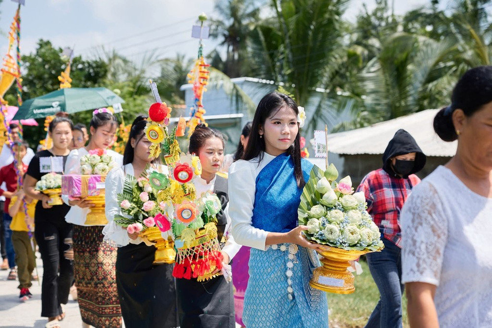 Khi đi lễ chùa hay tham gia các nghi thức tôn giáo, sự trang nghiêm và thanh lịch luôn được đặt lên hàng đầu. Người Khmer thường chọn mặc những chiếc áo màu trắng dệt từ tơ tằm hoặc sợi bông, điểm xuyết những hoa văn màu trắng tinh tế. Sự kết hợp hoàn hảo nhất là mặc cùng chiếc váy thổ cẩm truyền thống được gọi là Som-pốt Hôl. (Ảnh: Chú Râu) Khi đi lễ chùa hay tham gia các nghi thức tôn giáo, sự trang nghiêm và thanh lịch luôn được đặt lên hàng đầu. Người Khmer thường chọn mặc những chiếc áo màu trắng dệt từ tơ tằm hoặc sợi bông, điểm xuyết những hoa văn màu trắng tinh tế. Sự kết hợp hoàn hảo nhất là mặc cùng chiếc váy thổ cẩm truyền thống được gọi là Som-pốt Hôl. (Ảnh: Chú Râu)