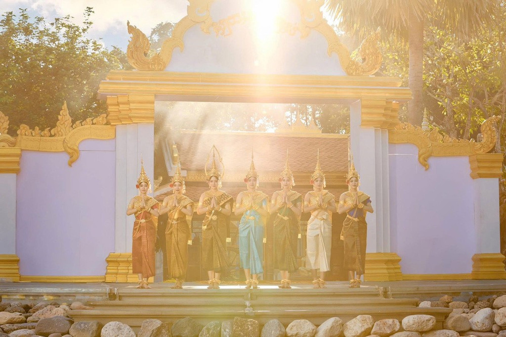 Trang phục truyền thống của người Khmer Nam Bộ tại Vĩnh Long là một cuốn biên niên sử sống động được dệt bằng lụa và tơ. Việc gìn giữ và phát huy vẻ đẹp của những chiếc Som-pốt Hôl, những dải khăn Kon-seng Pea-nea không chỉ là việc bảo vệ một thói quen ăn mặc, mà chính là bảo vệ phần hồn cốt thiêng liêng của một dân tộc giàu truyền thống văn hóa. (Ảnh: Chú Râu) Trang phục truyền thống của người Khmer Nam Bộ tại Vĩnh Long là một cuốn biên niên sử sống động được dệt bằng lụa và tơ. Việc gìn giữ và phát huy vẻ đẹp của những chiếc Som-pốt Hôl, những dải khăn Kon-seng Pea-nea không chỉ là việc bảo vệ một thói quen ăn mặc, mà chính là bảo vệ phần hồn cốt thiêng liêng của một dân tộc giàu truyền thống văn hóa. (Ảnh: Chú Râu)