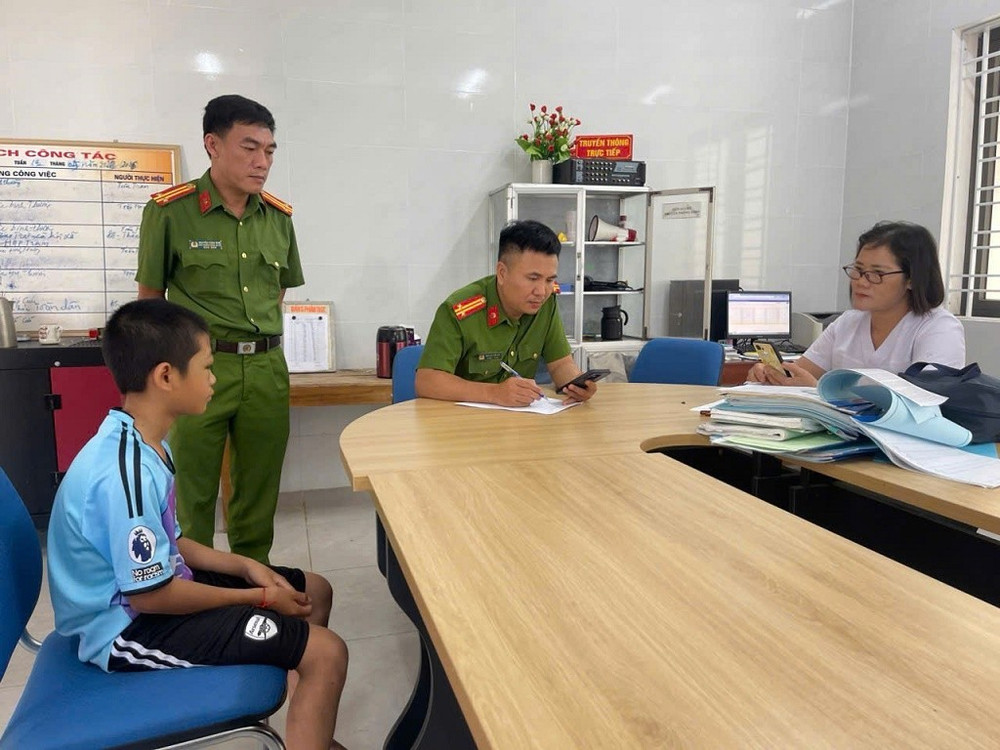 Công an xã đưa cháu N.H.T khám sức khỏe. 21090-8794.jpg