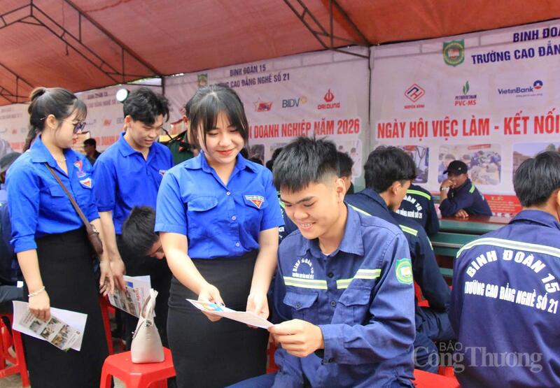 Ngày hội việc làm không chỉ giúp sinh viên tìm kiếm việc làm mà còn tạo động lực học tập.