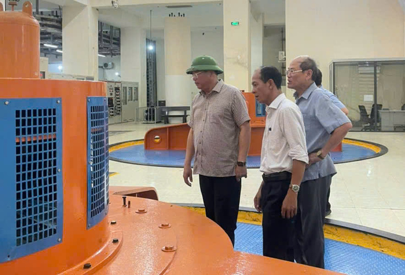 Lãnh đạo Sở Công Thương thành phố Huế kiểm tra công tác đảm bảo cung ứng điện tại Nhà máy Thủy điện Bình Điền trước mùa nắng nóng 2026, đảm bảo công tác an ninh năng lượng trên địa bàn. Ảnh: Nguyễn Tuấn