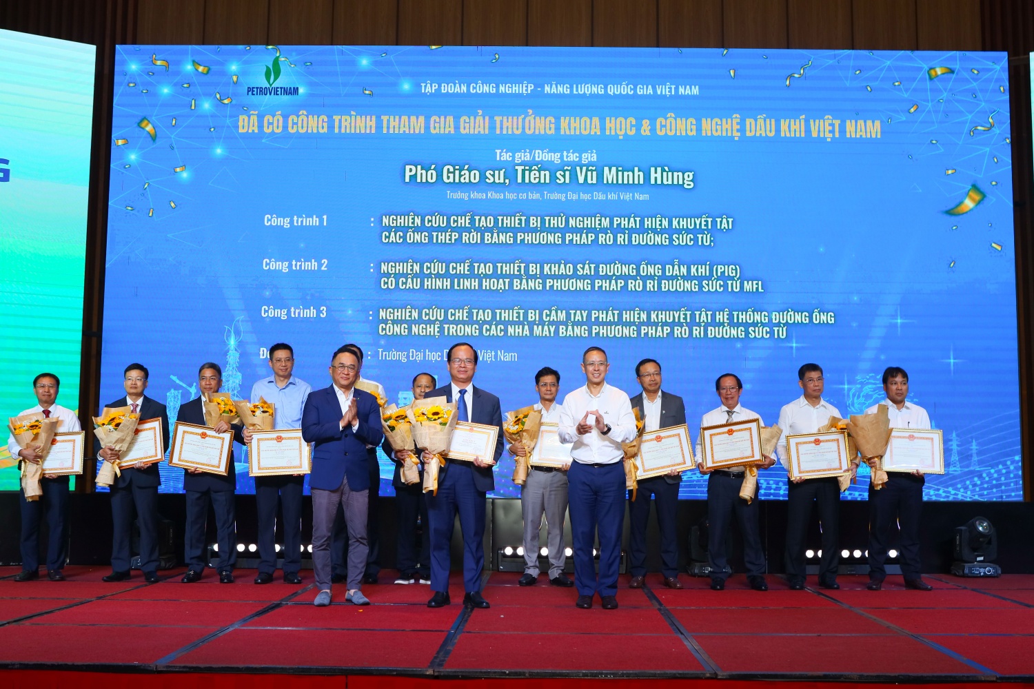 PGS.TS Vũ Minh Hùng - Trưởng khoa Khoa học Cơ bản, Trường Đại học Dầu khí Việt Nam, đại diện nhóm tác giả của 3 công trình nghiên cứu chế tạo thiết bị khảo sát và kiểm tra hệ thống đường ống công nghệ nhận bằng khen.
