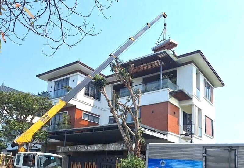 Các gia đình lắp đặt điện mặt trời mái nhà. Ảnh: Mai Liễu