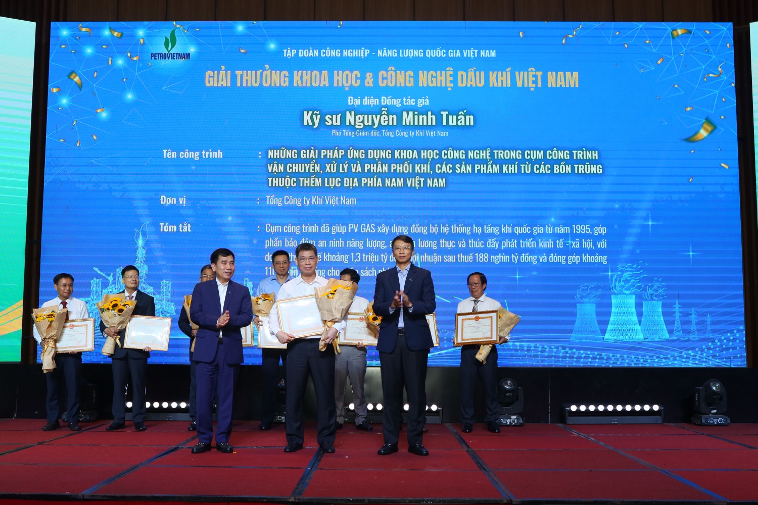 Kỹ sư Nguyễn Minh Tuấn – Phó Tổng Giám đốc PV GAS, đại diện đồng tác giả cụm công trình “Những giải pháp ứng dụng khoa học công nghệ trong cụm công trình vận chuyển, xử lý và phân phối khí từ các bồn trũng thuộc thềm lục địa phía Nam Việt Nam ” nhận bằng khen.
