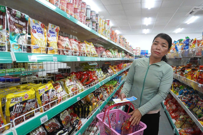 Điểm bán hàng phúc lợi đoàn viên được triển khai tất cả các cửa hàng thuộc hệ thống siêu thị Full-Market (phường Ngũ Hành Sơn), với đầy đủ các mặt hàng tiêu dùng đảm bảo chất lượng, có nguồn gốc xuất xứ rõ ràng. Ảnh: Bình An