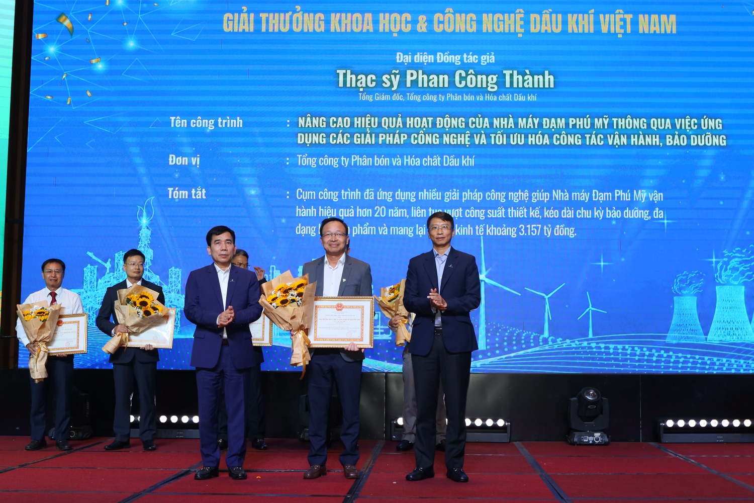 Thạc sĩ Phan Công Thành - Tổng Giám đốc PVFCCo, đại diện đồng tác giả cụm công trình “Nâng cao hiệu quả hoạt động Nhà máy Đạm Phú Mỹ thông qua ứng dụng công nghệ và tối ưu vận hành, bảo dưỡng” nhận bằng khen.