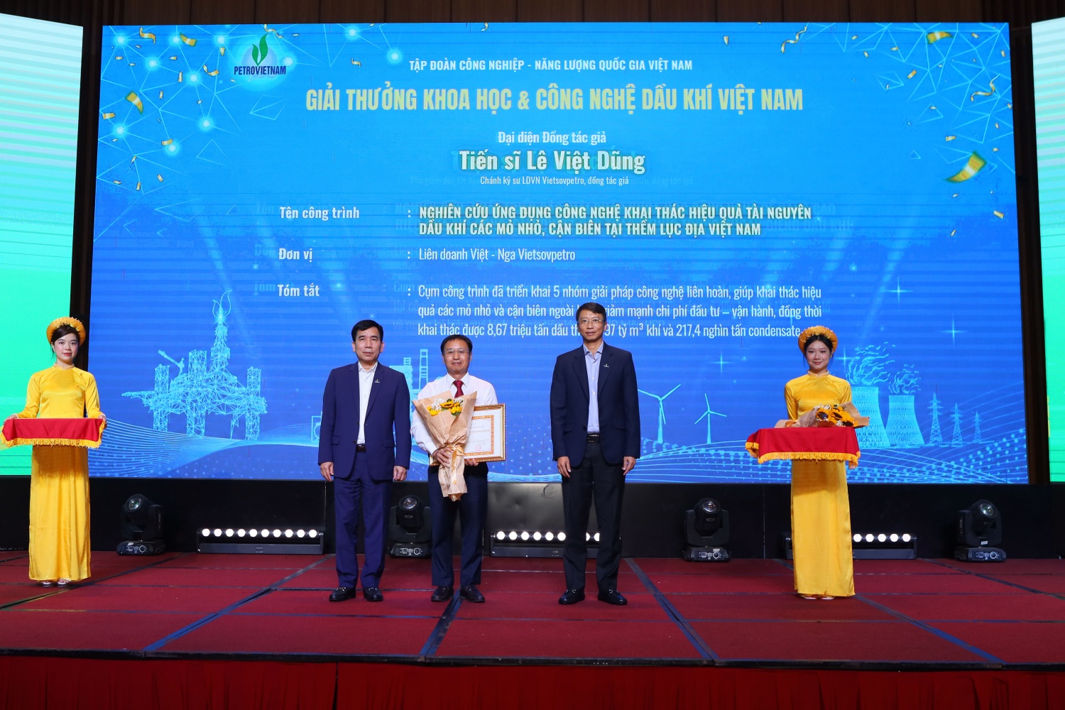 TS Lê Việt Dũng - Chánh kỹ sư Liên doanh Việt – Nga Vietsovpetro, đại diện đồng tác giả cụm công trình “Nghiên cứu, phát triển các giải pháp khoa học công nghệ để nâng cao hiệu quả thi công, giải quyết các thách thức trong khoan giếng dầu khí” nhận bằng khen.