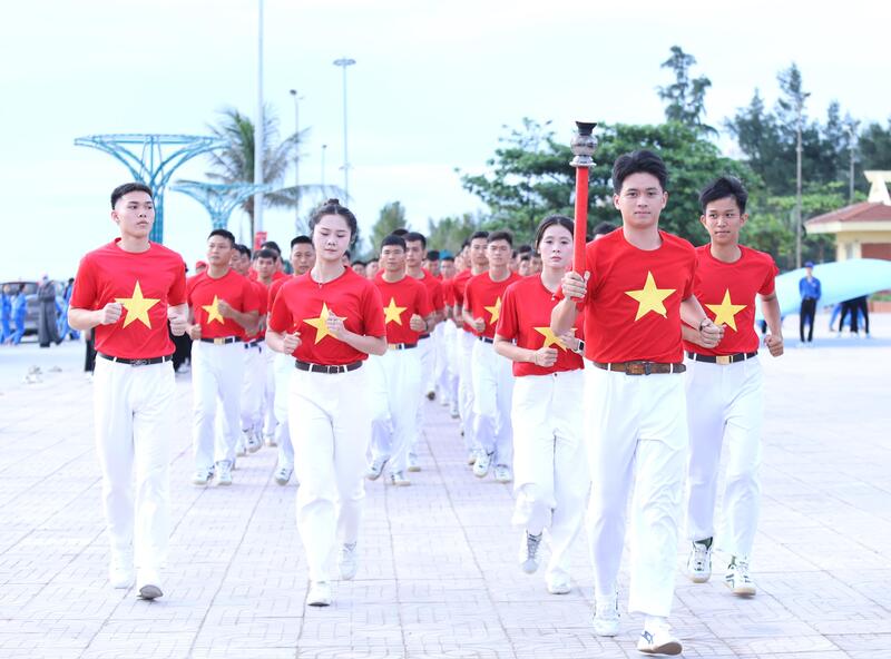 Thực hiện nghi thức rước đuốc khởi động hành trình. Ảnh: Mai Liễu