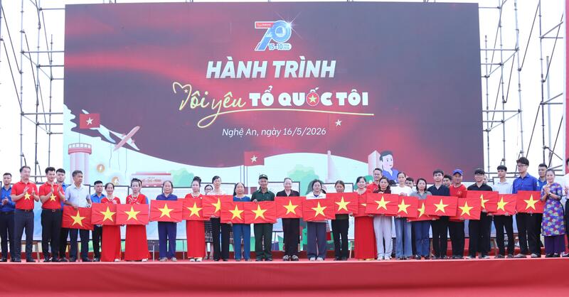 Trung ương Hội Liên hiệp Thanh niên Việt Nam trao tặng cờ Tổ quốc cho gia đình ngư dân. Ảnh: Mai Liễu