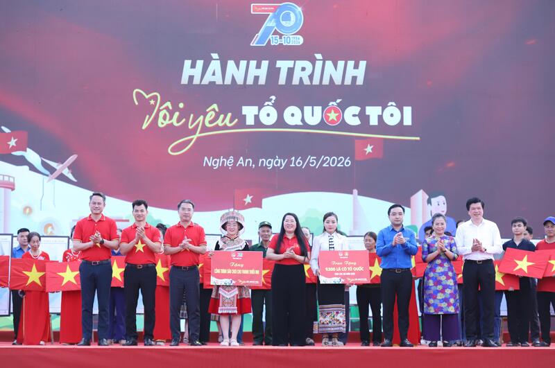 Trung ương Hội Liên hiệp Thanh niên Việt Nam trao tặng 700 bản đồ Việt Nam, 700 cờ Tổ quốc cho Hội Liên hiệp Thanh niên Việt Nam tỉnh Nghệ An. Ảnh: Mai Liễu