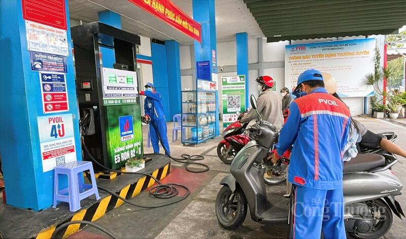Hoạt động kinh doanh xăng E10 trên địa bàn thành phố diễn ra ổn định.