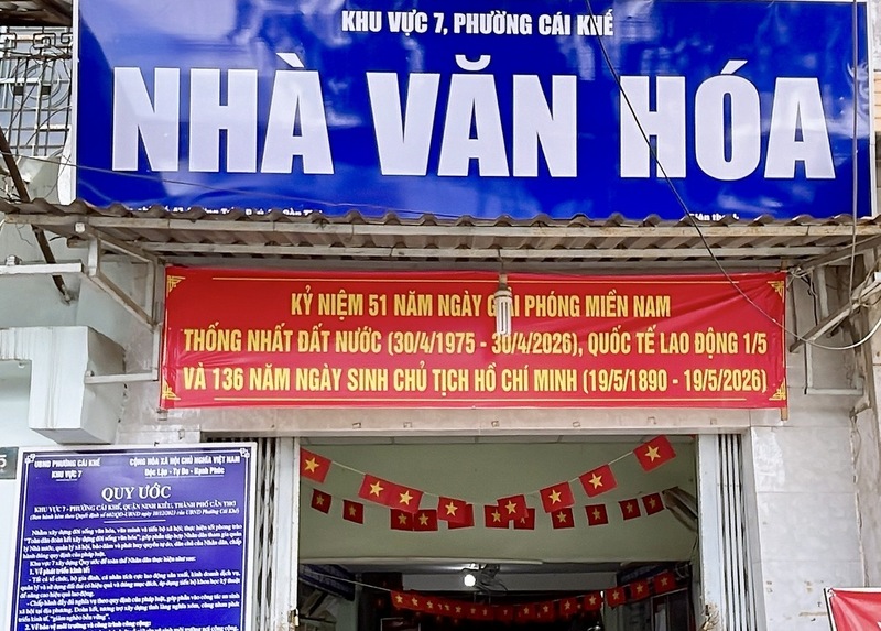 Nhiều trụ sở cơ quan rực đỏ cờ hoa mừng sinh nhật Bác.