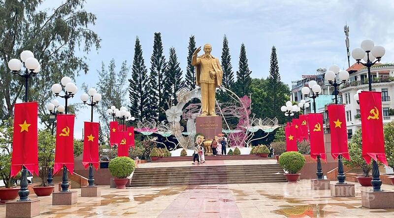 TP. Cần Thơ rực rỡ cờ hoa mừng 136 năm Ngày sinh Chủ tịch Hồ Chí Minh.