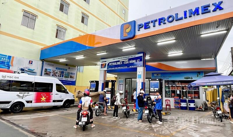 Tại cửa hàng Petrolimex số 17, lượng khách đến đổ xăng khá đông. Cửa hàng chủ động bố trí nhận diện tại trụ bơm.