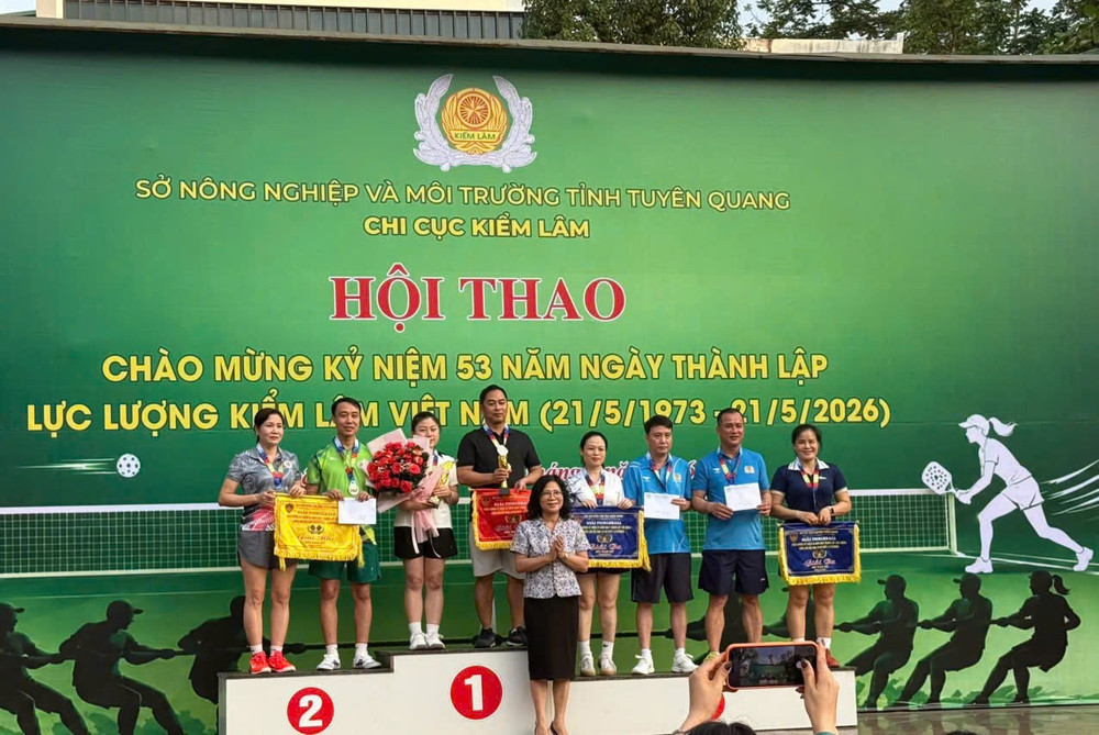 Đồng chí Mai Thị Hoàn, Phó Giám đốc Sở Nông nghiệp và Môi trường trao giải môn Pickleball đôi nam nữ. Ảnh: KLTQ mai-thi-hoan.jpg