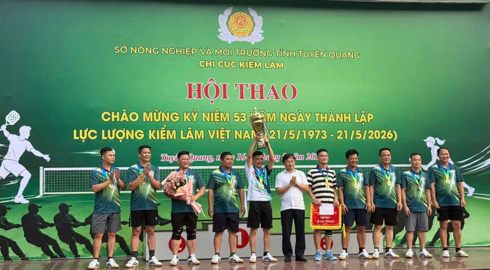 Đồng chí Phạm Mạnh Duyệt, Giám đốc Sở Nông nghiệp và Môi trường trao giải nhất môn Kéo co. Ảnh: KLTQ pham-manh-duyet.jpg