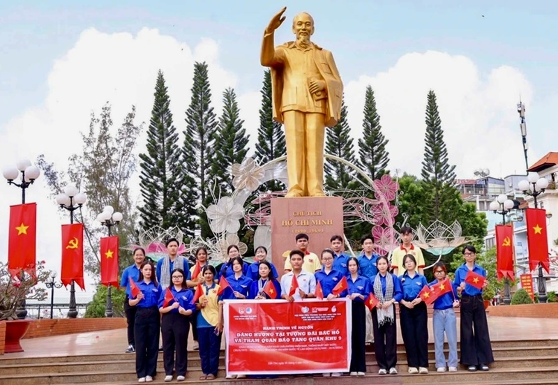 Cuộc đời và sự nghiệp cách mạng vĩ đại của Chủ tịch Hồ Chí Minh mãi là tấm gương sáng ngời cho các thế hệ người Việt Nam học tập và noi theo. Ảnh: Quốc Thái