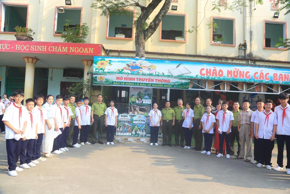 Chi cục Kiểm lâm tỉnh Tuyên Quang trao tặng mô hình truyền thông "Bảo vệ rừng là bảo vệ nguồn nước" cho thầy và trò trường THCS Lê Lợi (phường Hà Giang 1). Ảnh: KLTQ tang-mo-hinh-truyen-thong.jpg