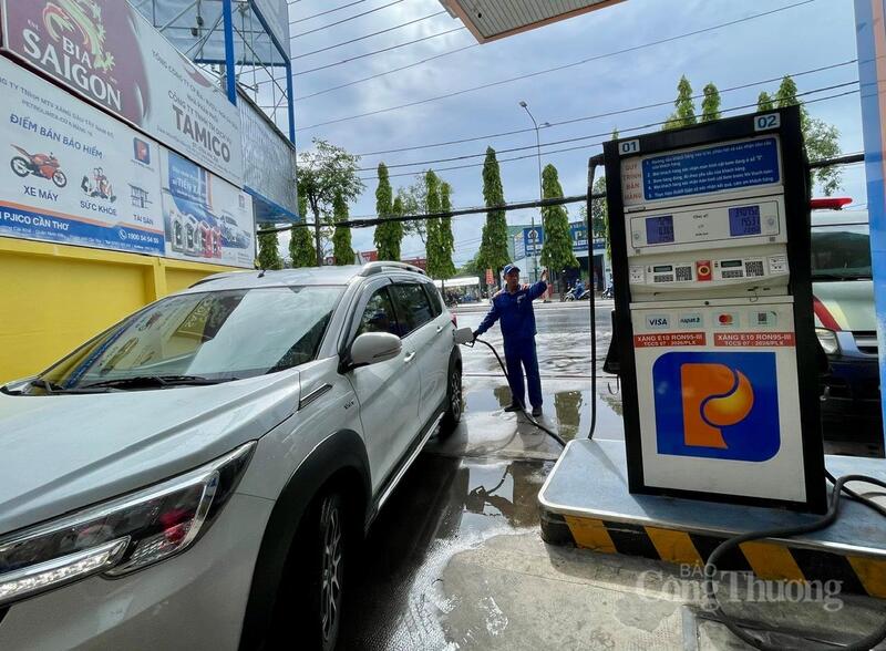 Tại cửa hàng Petrolimex số 16, lượng khách đông và ổn định.