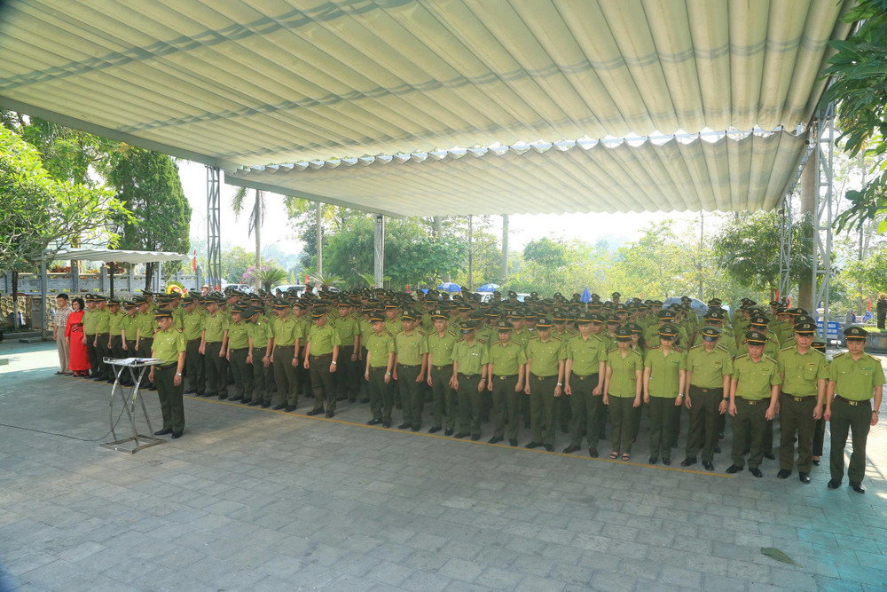 Đoàn công tác kính cẩn dâng hoa, dâng hương và dành phút mặc niệm để tưởng nhớ công ơn các anh hùng liệt sĩ đã hy sinh vì độc lập dân tộc. Ảnh: KLTQ anh-3.jpg