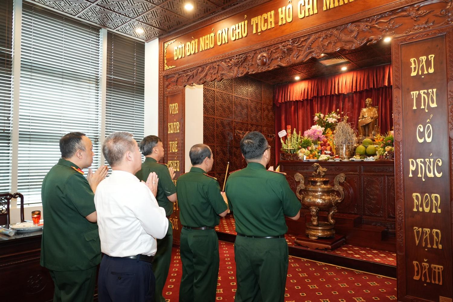 Hội CCB Petrovietnam báo công dâng Bác, lan tỏa phẩm chất “Bộ đội Cụ Hồ” thời kỳ mới Hội CCB Petrovietnam báo công dâng Bác, lan tỏa phẩm chất “Bộ đội Cụ Hồ” thời kỳ mới