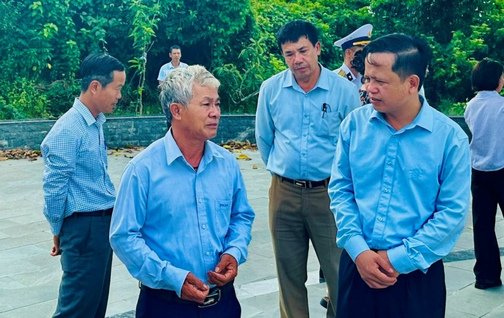 Bí thư Đảng ủy, Chủ tịch UBND đặc khu Cồn Cỏ Trần Xuân Anh (bìa phải ảnh) - Ảnh: Viết Hảo 3.jpg