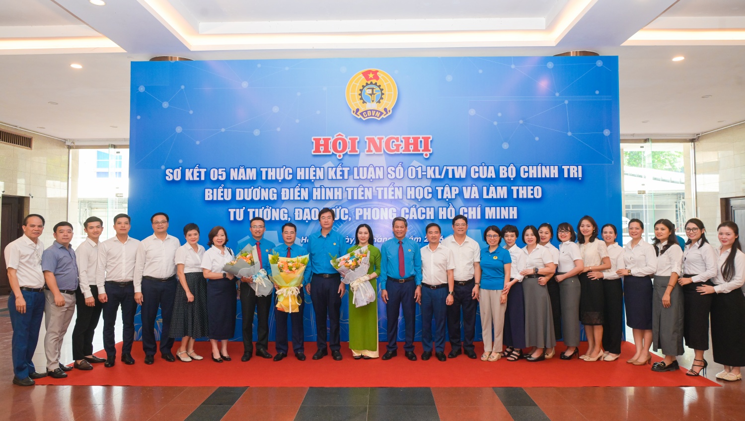 [Chùm ảnh] Đoàn đại biểu Công đoàn Petrovietnam dự Hội nghị sơ kết 5 năm thực hiện Kết luận 01-KL/TW của Bộ Chính trị