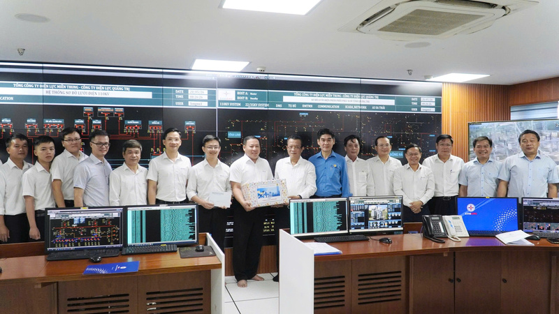 Đoàn công tác EVNCPC thăm, động viên cán bộ công nhân viên Trung tâm Điều khiển hệ thống điện Quảng Trị nhân Tháng Công nhân 2026. Ảnh: Hương Nguyên