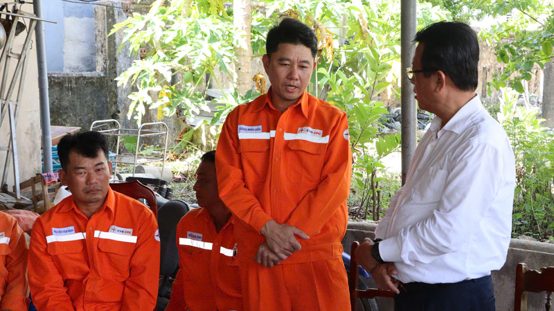 Tổng giám đốc EVNCPC Ngô Tấn Cư lắng nghe chia sẻ của người lao động về công tác quản lý vận hành lưới điện trên địa bàn miền núi. Ảnh: Hương Nguyên